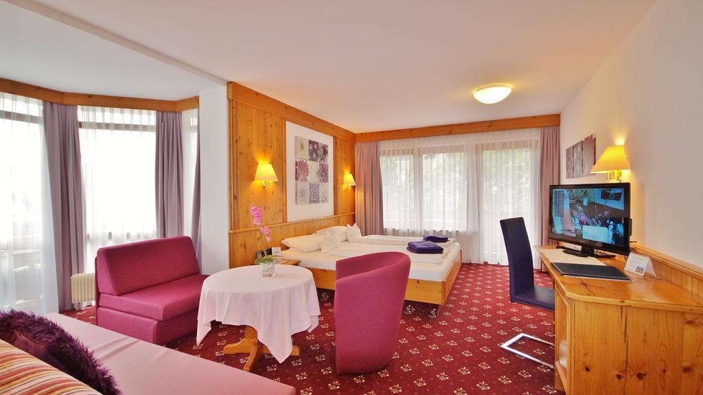 Hotel Schwarzenbergs Traube Glottertal Ruang foto